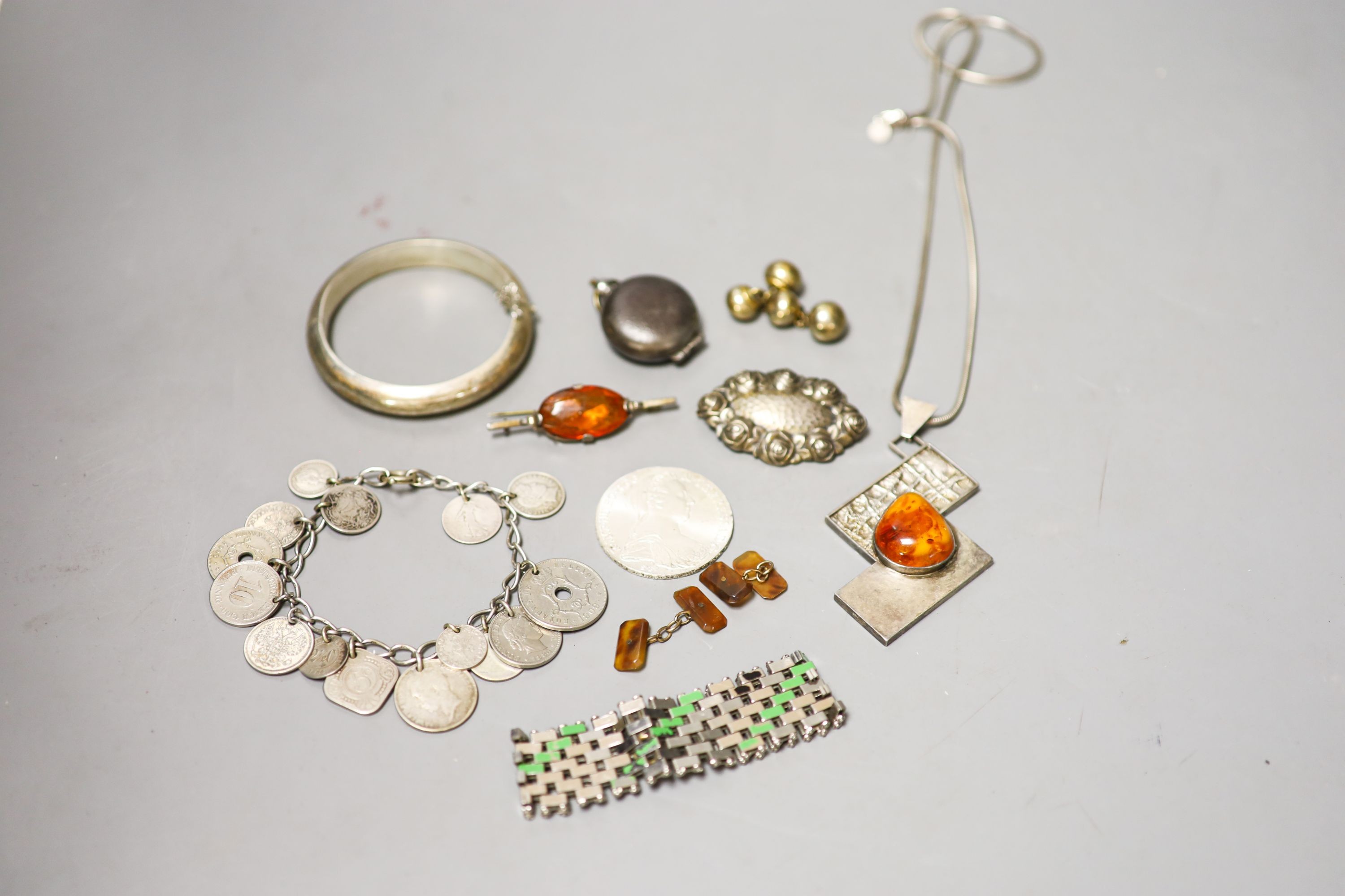 A quantity of costume jewellery etc